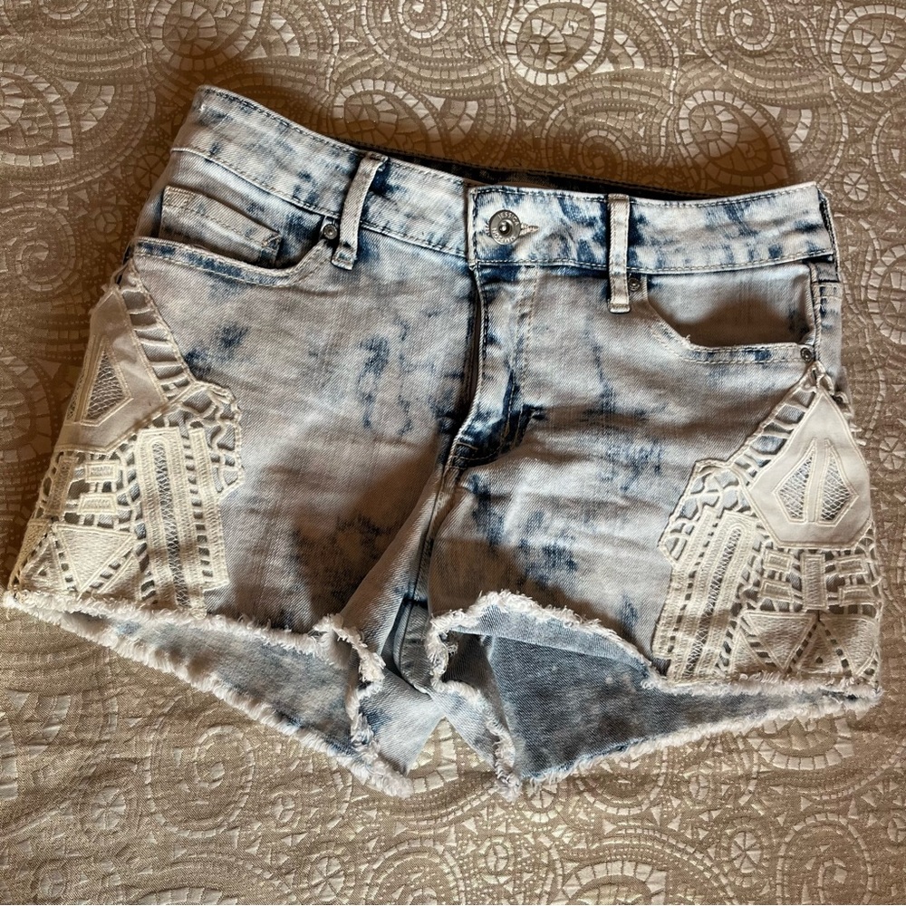 Jessica Simpson Cherish Lace Applique Cutoff Jean Shorts Acid wash Womens sz 27